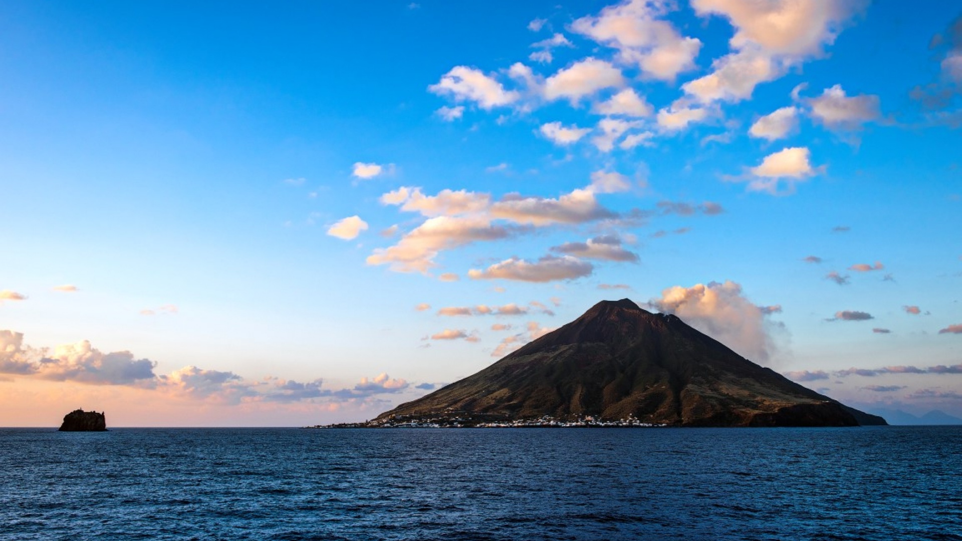 Stromboli ist die schönste der Äolischen Inseln. Wählen Sie das Obsidi